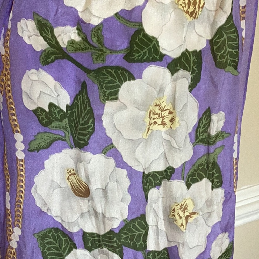 100% silk scarf 11”x52” White roses with green leaves, chain of pearls border - Picture 2 of 5